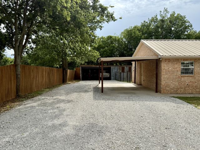 606 S Hubbard Street, Alvord, TX 76225