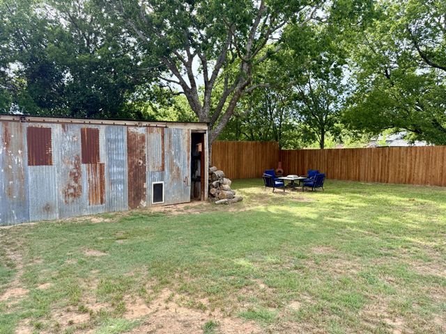 606 S Hubbard Street, Alvord, TX 76225