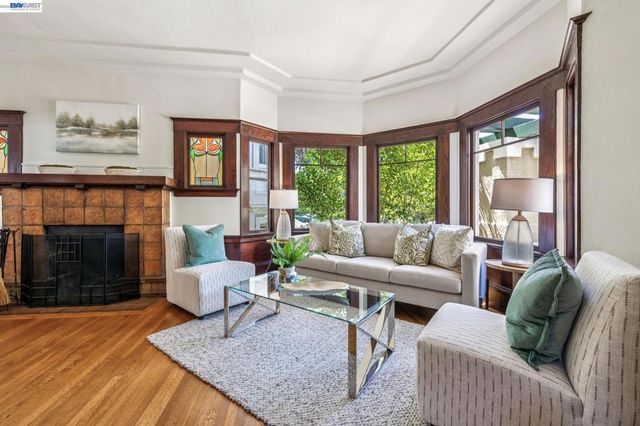 1222 Versailles Ave, Alameda, CA 94501