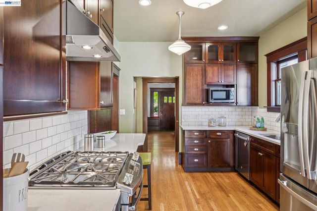 1222 Versailles Ave, Alameda, CA 94501