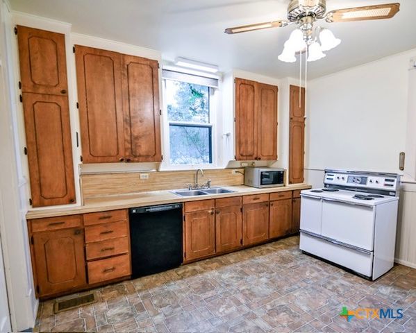 608 N Clinton Street, Cuero, TX 77954