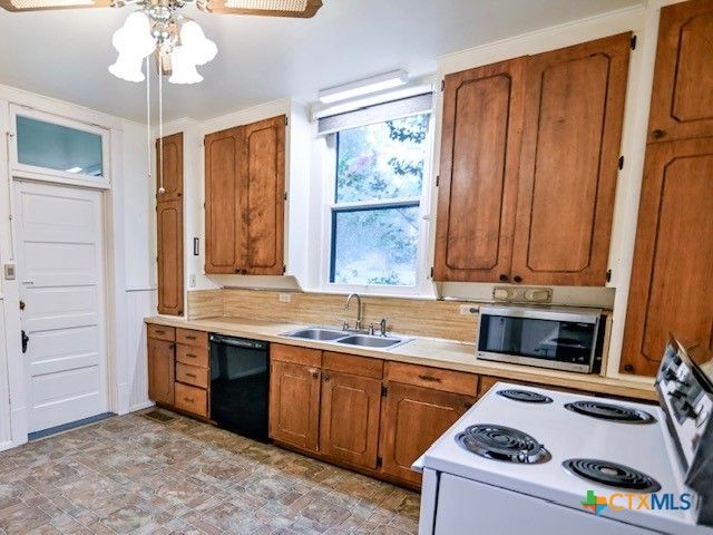 608 N Clinton Street, Cuero, TX 77954