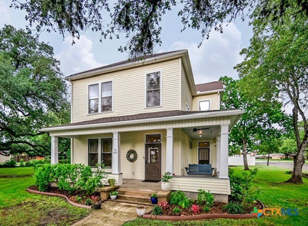 608 N Clinton Street, Cuero, TX 77954