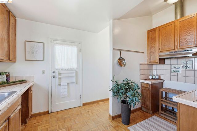 7843 Outlook Ave, Oakland, CA 94605