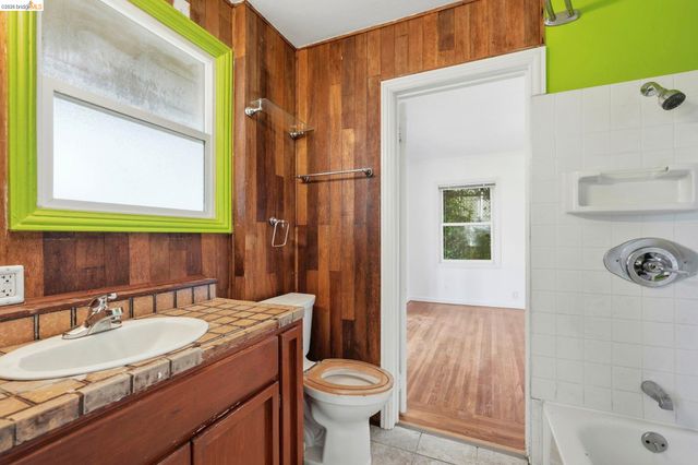 7843 Outlook Ave, Oakland, CA 94605