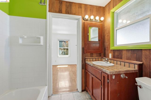 7843 Outlook Ave, Oakland, CA 94605