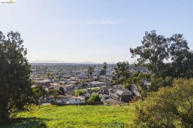 7843 Outlook Ave, Oakland, CA 94605