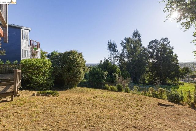 7843 Outlook Ave, Oakland, CA 94605