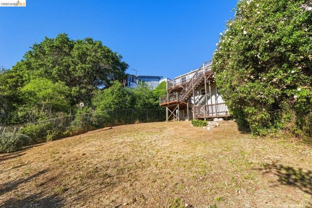 7843 Outlook Ave, Oakland, CA 94605
