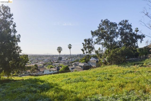7843 Outlook Ave, Oakland, CA 94605