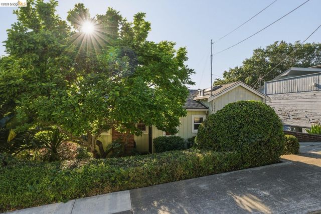 7843 Outlook Ave, Oakland, CA 94605