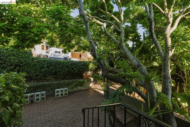 7843 Outlook Ave, Oakland, CA 94605