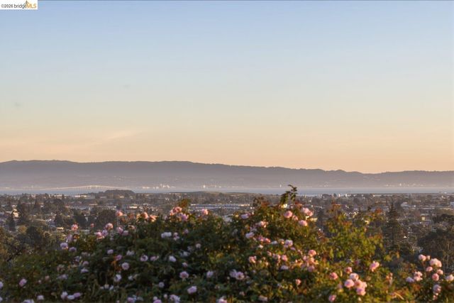 7843 Outlook Ave, Oakland, CA 94605