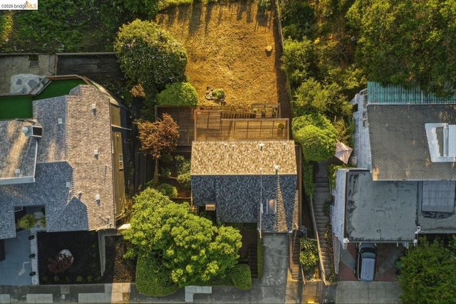 7843 Outlook Ave, Oakland, CA 94605
