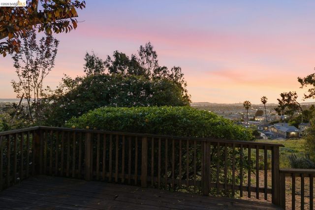 7843 Outlook Ave, Oakland, CA 94605
