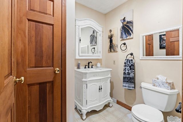 103 Renshaw Rd, Weare, NH 03281