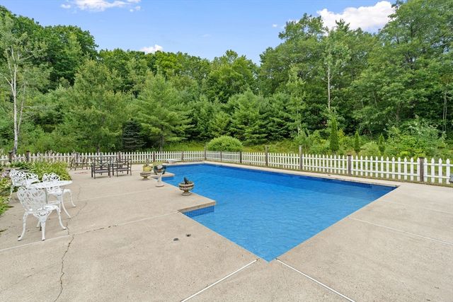 103 Renshaw Rd, Weare, NH 03281