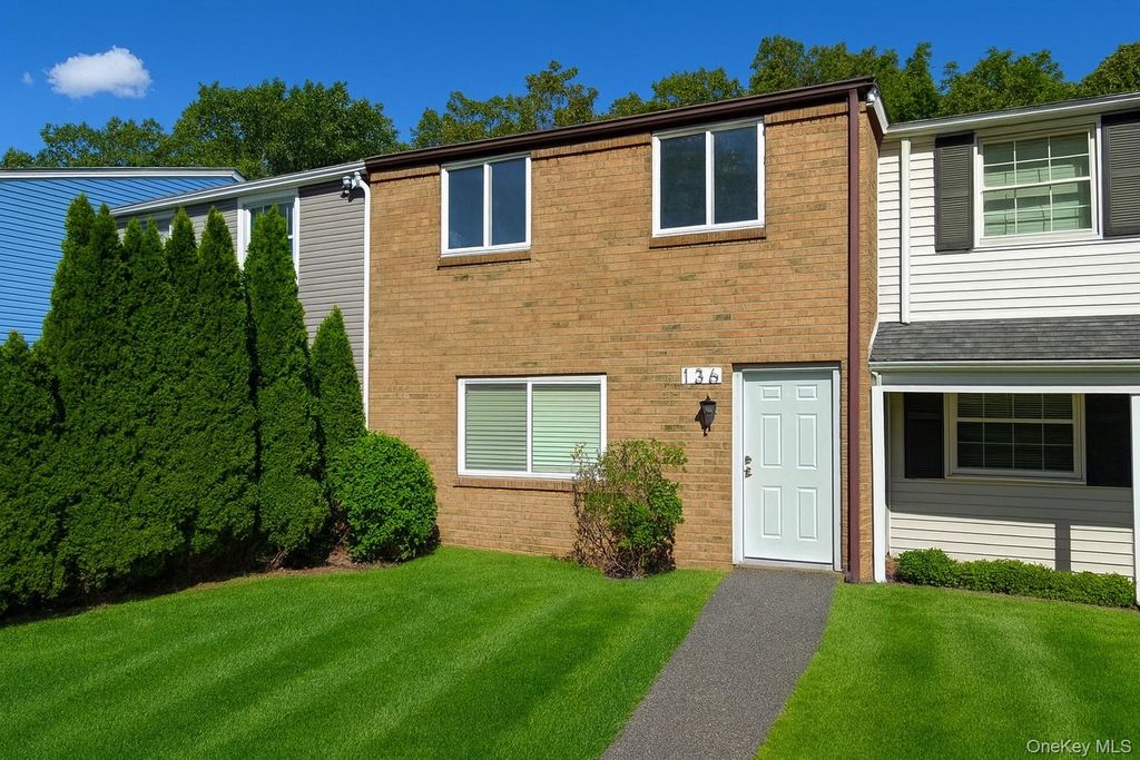 136 Hill Crescent, Calverton, NY 11933