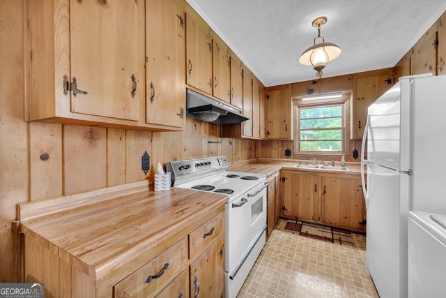 24 Laurel Drive, Hartwell, GA 30643