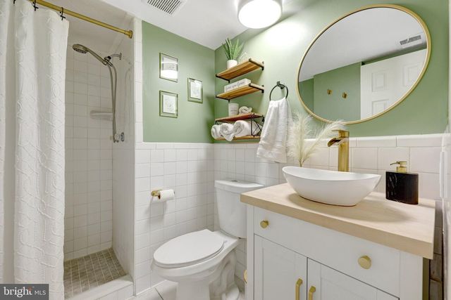 2155 VEENENDAAL CT, Herndon, VA 20170