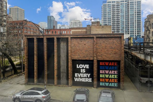 313 W Chestnut Street, Chicago, IL 60610