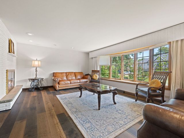 2250 White Oak Drive, Northbrook, IL 60062