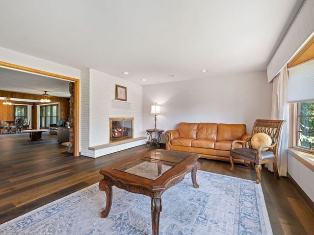 2250 White Oak Drive, Northbrook, IL 60062