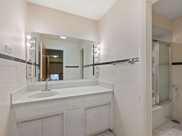 2250 White Oak Drive, Northbrook, IL 60062