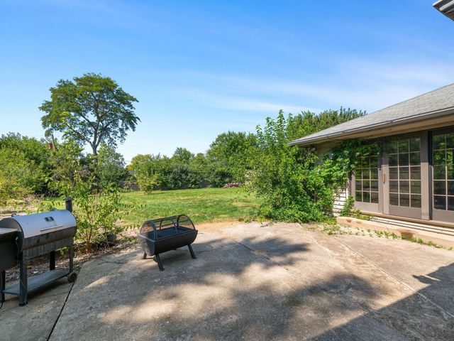2250 White Oak Drive, Northbrook, IL 60062