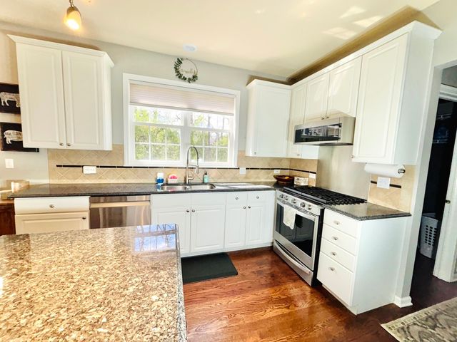 802 Autumn Hill, West Dundee, IL 60118
