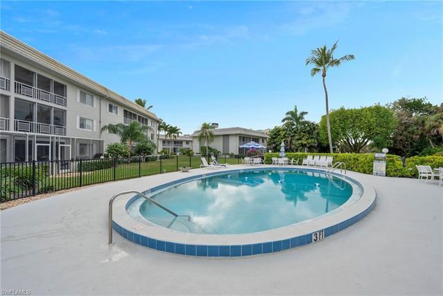 215 Cypress WAY E # C4, Naples, FL 34110