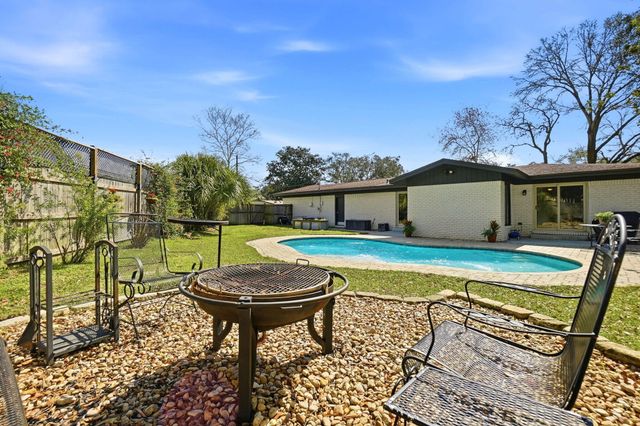 609 NE Powell Drive, Fort Walton Beach, FL 32547