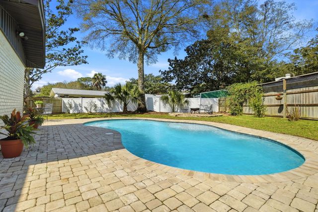 609 NE Powell Drive, Fort Walton Beach, FL 32547