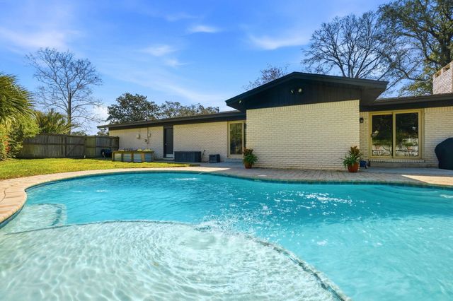 609 NE Powell Drive, Fort Walton Beach, FL 32547