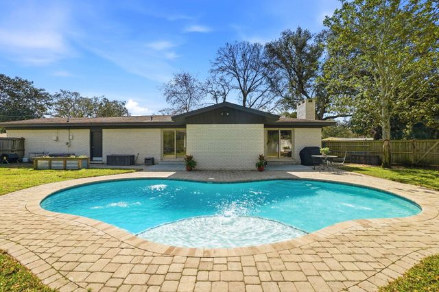 609 NE Powell Drive, Fort Walton Beach, FL 32547