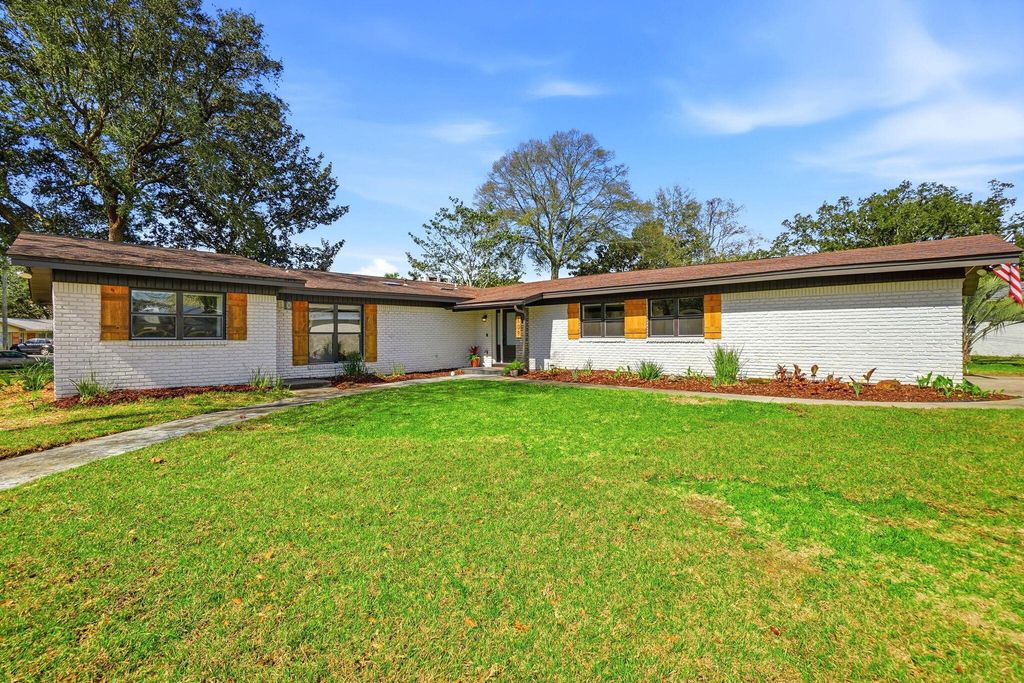 609 NE Powell Drive, Fort Walton Beach, FL 32547