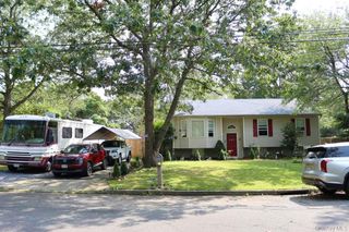 215 Connecticut Avenue, Bay Shore, NY 11706