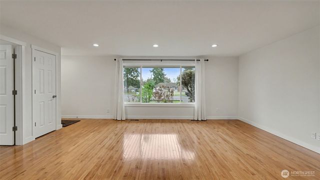 2200 NE 12th, Renton, WA 98056