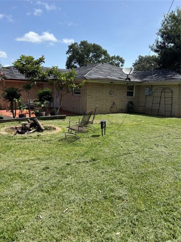 1825 Dolphin Drive, Seabrook, TX 77586