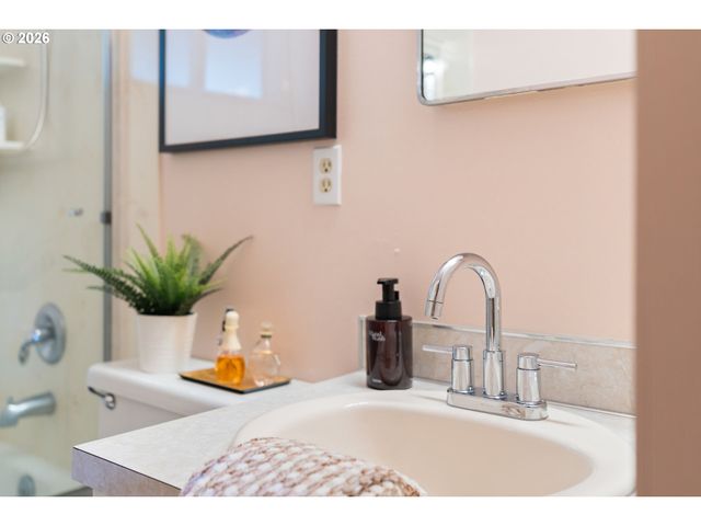 9236 N KIMBALL Ave, Portland, OR 97203