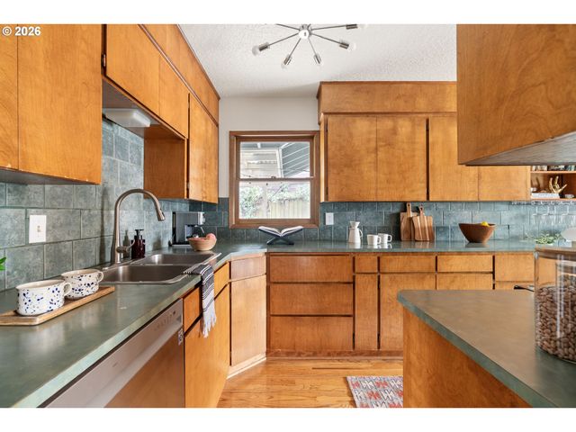 9236 N KIMBALL Ave, Portland, OR 97203