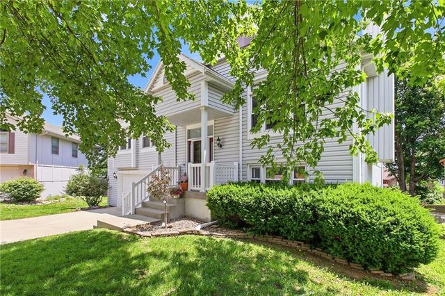 110 NE Brookwood Place, Blue Springs, MO 64014
