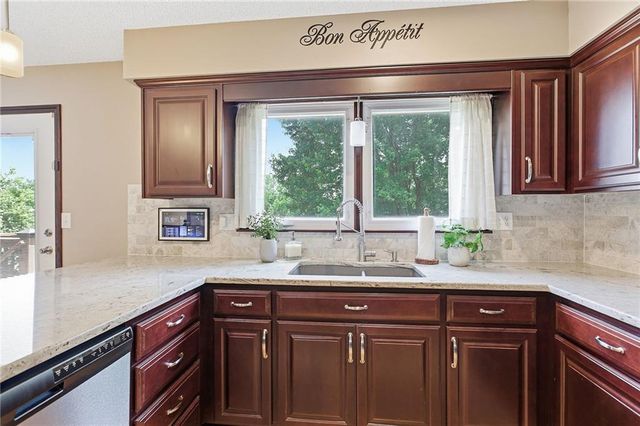110 NE Brookwood Place, Blue Springs, MO 64014
