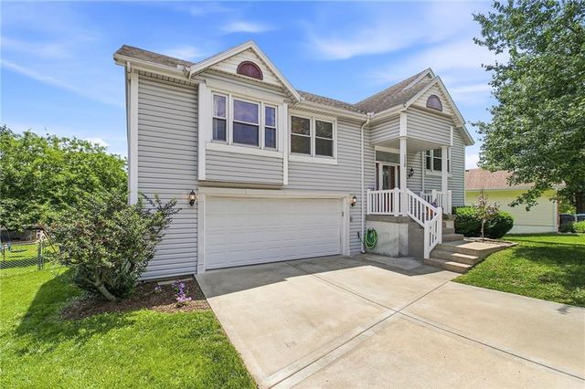 110 NE Brookwood Place, Blue Springs, MO 64014