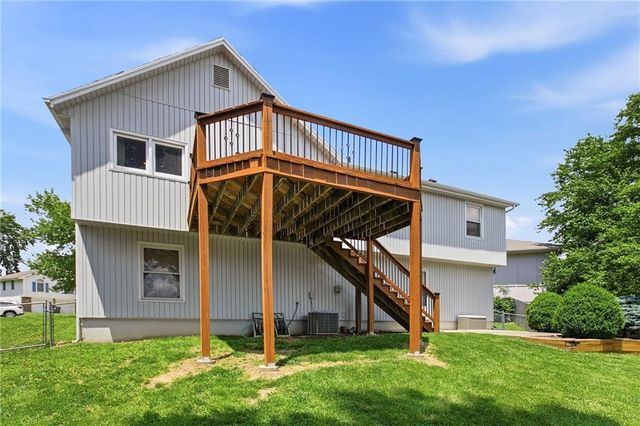 110 NE Brookwood Place, Blue Springs, MO 64014