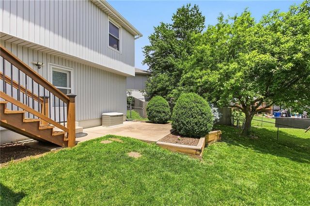 110 NE Brookwood Place, Blue Springs, MO 64014