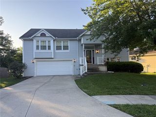 110 NE Brookwood Place, Blue Springs, MO 64014