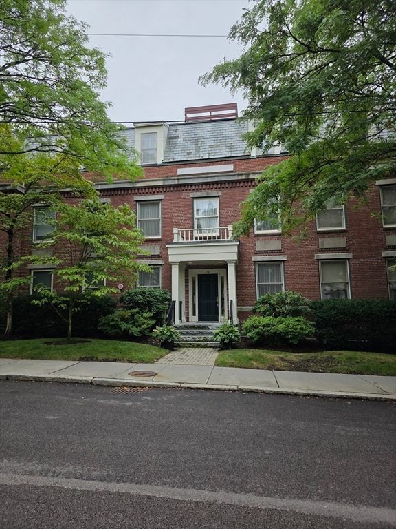 216 Summit Ave E-201, Brookline, MA 02445
