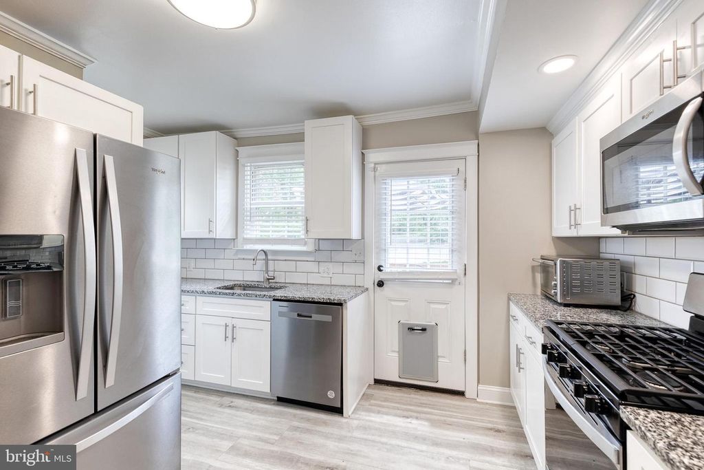 Image 15 of property listing at 2905 ROBERN AVE, Parkville, MD 21234
