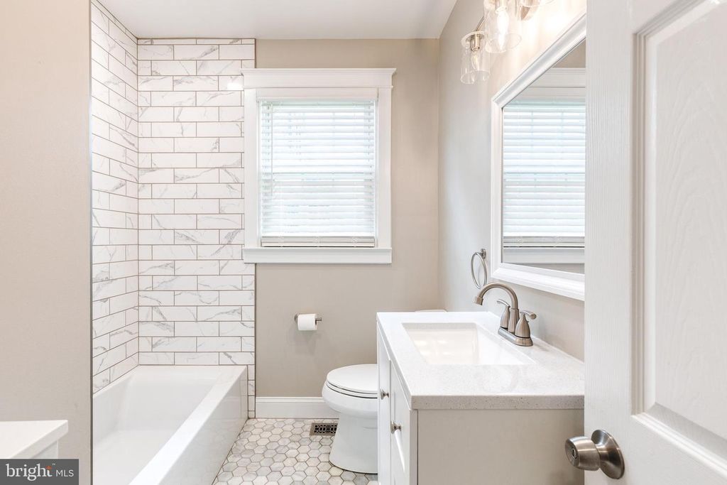 Image 25 of property listing at 2905 ROBERN AVE, Parkville, MD 21234